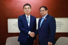 Prime Minister Pham Minh Chinh (R) receives President of the Economic Research Institute for ASEAN and East Asia (ERIA) Professor Tetsuya Watanabe. (Photo: VNA)