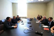 The Vietnamese delegation held a bilateral meeting with representatives of the US Mission. (Photo: VNA)