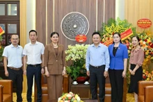The delegation from Tuyen Quang Province, led by Ha Thi Nga, Secretary of the Provincial Party Committee, visited and congratulated the staff of Nhan Dan Newspaper.