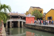Tourists visiting Cau (Bridge) Pagoda in Hoi An, Quang Nam Province (Photo: VnExpress)