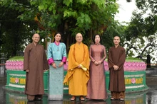 Nguyen Thi Minh Nguyet, spouse of State President Luong Cuong, and Bhutanese Queen Jetsun Pema with Most Venerable Thich Thanh Nha, Abbot of Tran Quoc Pagoda.