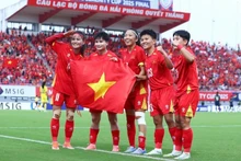 The Vietnamese women's team celebrates their victory over Thailand. (Photo: VFF)
