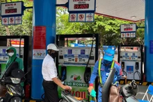 People buy biofuel E10 RON95-III at a petrol station on Thai Thinh Street, Ha Noi. (Photo: TRAN THUONG)