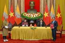 President Luong Cuong and King of Bhutan Jigme Khesar Namgyel Wangchuck witness the signing of the Memorandum of Understanding on cooperation framework between the two governments. (Photo: NDO)