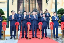 Party General Secretary To Lam (centre), State President Luong Cuong (third from left), and other officials cut the ribbon to inaugurate the building. (Photo: VNA)