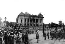 The bustling August days in the capital city of Ha Noi. The August Revolution ushered in a new era in Viet Nam, an era in which the Vietnamese people became masters of their country and of their own destiny. (File photo: Viet Nam News Agency)