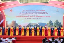 Party General Secretary To Lam, Prime Minister Pham Minh Chinh and delegates attend the groundbreaking and inauguration ceremony for 250 projects and works in 34 cities and provinces nationwide (PHoto: VGP).