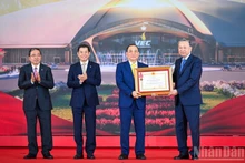 Party General Secretary To Lam, on behalf of the Party and State leaders, presents the First-class Labour Order to Vingroup Group. (Photo: Thanh Dat)