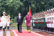 State President Luong Cuong and King Jigme Khesar Namgyel Wangchuck of Bhutan review the guard of honour in Ha Noi on August 19. (Photo: VNA)