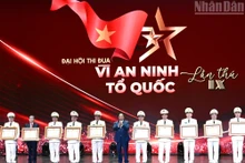 Prime Minister Pham Minh Chinh presents the title of Hero of the People’s Armed Forces and the first-class Fatherland Protection Order to collectives and individuals with outstanding achievements. (Photo: NDO)