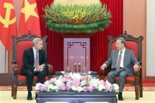 Party General Secretary To Lam (right) receives Alex Rogers, President of Global Affairs of Qualcomm Inc. in Ha Noi on June 10. (Photo: VNA)