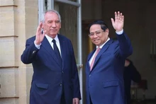 French Prime Minister Francois Bayrou (left) welcomes Prime Minister Pham Minh Chinh in Paris on June 10. (Photo: VNA)