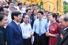 State President Luong Cuong and standout artisans in Ha Noi on June 10. (Photo: NDO)
