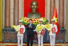 State President Luong Cuong (second from left) presents promotion decisions to Deputy Ministers of Public Security Le Tan Toi, Le Van Tuyen, and Nguyen Van Long (Photo: NDO)