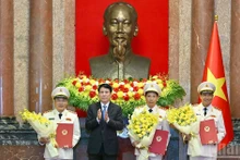 President Luong Cuong presents the promotion decisions to Le Tan Toi, Le Van Tuyen, and Nguyen Van Long.