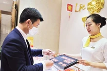 People conduct transactions at a gold shop in Ha Noi. (Photo: THE DAI)