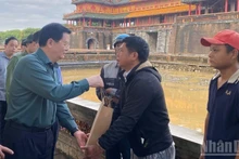 Deputy Prime Minister Mai Van Chinh visits and presents gifts to the sanitation workers and security staff responsible for maintaining the Imperial City of Hue. (Photo: NDO)