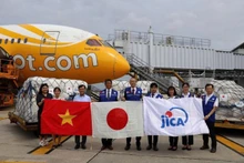 Representatives from the Ministry of Agriculture and Environment receive relief supplies from the Japan International Cooperation Agency (JICA) for the people of Bac Ninh Province. (Photo: Department of Dike Management and Disaster Prevention and Control)