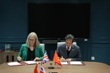 Vietnamese Minister of Education and Training Nguyen Kim Son (R) and Minister of State (Minister for Skills) in the UK Department for Education Jacqui Smith agree to enhance cooperation across multiple education levels. (Photo: VNA)