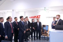 The Vietnamese delegation visits Catapult Network in London. (Photo: VNA)