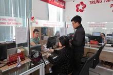 Processing administrative requests at Bao Loc ward's Public Service Centre, Lam Dong province (Photo: VNA)