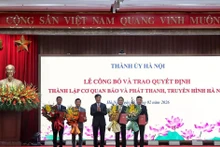 Secretary of the Ha Noi Party Committee Nguyen Duy Ngoc (centre) and the new board of directors at the Ha Noi Press and Radio-Television Agency. (Photo: VNA)