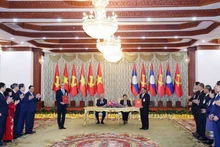 General Secretary of the Communist Party of Viet Nam To Lam (L) and General Secretary of the Lao People’s Revolutionary Party and President of Laos Thongloun Sisoulith witness the exchange of a memorandum of understanding between Viet Nam’s Phu Tho province and Laos's Luang Namtha province. (Photo: VNA)