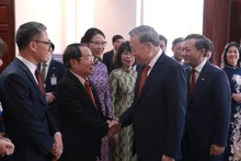 Party General Secretary To Lam meets with members of the Vietnamese community in Laos (Photo: VNA)