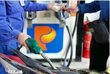 Retail petrol prices rise in latest adjustment (Photo: VNA)