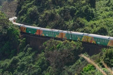 The moment the “Happy Train” passes through the scenic Hai Van Pass. (Photo: TUNG LAM)