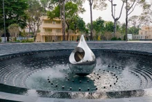 The memorial to the victims of COVID-19 is designed with inspiration drawn from the image of a falling tear. Within the droplet is a heart, symbolising gratitude and compassion. (Photo: VO LE)