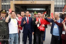 Vice Chairman of the Quang Ninh provincial People’s Committee Vu Van Dien welcomes first international tourists entering Viet Nam through the Mong Cai International Border Gate on February 17 - the first day of the Lunar New Year (Tet) 2026 – the Year of the Horse. (Photo: VNA)