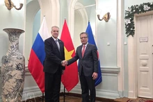 Vietnamese Ambassador to Russia Dang Minh Khoi (right) and Evgeny Grigoriev, Chairman of the Committee for External Relations of Saint Petersburg, at their meeting on February 17, 2026 (Photo: VNA)