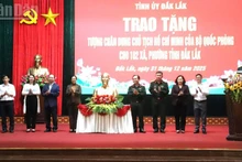 Representatives of communes and wards receive portrait statues of President Ho Chi Minh