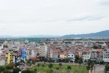Located 18 km south of the former Bac Giang City, Vinh Nghiem Pagoda sits on a low hill, backed by the Co Tien mountain range and facing the confluence of the Thuong and Luc Nam rivers at the gateway to the Yen Tu mountains. (Photo: Tran Hai)