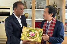 Tran Anh Tuan (right), President of the Viet Nam-Nepal Friendship Association, and Dhan Bahadur Oli, Ambassador of Nepal to Thailand and Viet Nam. (Photo: Viet Nam-Nepal Friendship Association)