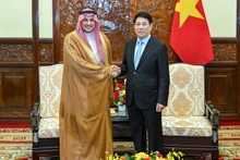 State President Luong Cuong (R) receives Saudi Arabian Ambassador Mohammed Ismaeil A. Dahlwy in Ha Noi on December 31. (Photo: VNA)