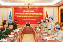 The Ministry of National Defence holds a ceremony in Ha Noi on December 31 to hand over the State President’s decisions to deploy four officers to MINUSCA (Photo: VNA)