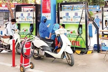 Residents purchase petrol at a retail outlet on Thai Thinh Street, Ha Noi.