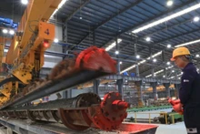 Workers manufacture centrifugally cast pressure pipes at the Phu My 3 Specialized Industrial Park, Tan Phuoc Ward, Ho Chi Minh City. (Photo: Hong Dat/VNA)