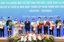 Prime Minister Pham Minh Chinh presents flowers to outstanding young people. (Photo: NDO)