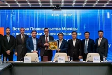 Delegates of the two countries pose for a group photo at the meeting. (Photo: VNA)