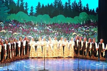 Artists of the Omsk Russian Folk Choir perform in striking traditional costumes. (Photo: Linh Bao)