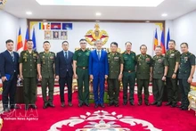 Vietnamese Ambassador to Cambodia Nguyen Minh Vu pays a New Year visit to the Royal Cambodian Armed Forces (Photo: VNA)