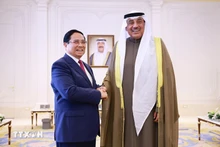 Prime Minister Pham Minh Chinh (L) meets with Crown Prince of the State of Kuwait Sheikh Sabah Khaled Al-Hamad Al-Sabah in Kuwait City on November 17 (Photo: VNA)