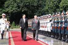 State President Luong Cuong (L) and King Abdullah II Ibn Al Hussein of the Hashemite Kingdom of Jordan inspect the guard of honour. (Photo: VNA)