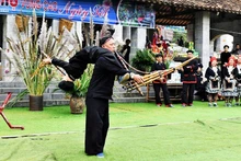 Elder Ly Hong Quan and student Duong Van Minh performing the ‘khen’ dance at a spring festival. (Photo: TUNG VAN)