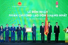 Party General Secretary To Lam presents the first-class Labour Order to the Ministry of Agriculture and Environment.