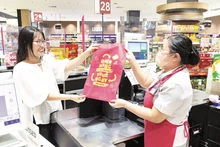 AEON Viet Nam’s supermarket network has introduced a bag rental service at checkout counters.