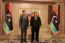 Vietnamese Ambassador to Egypt and Libya Nguyen Nam Duong (L) and President of the Presidential Council of Libya Muhammad Al-Menfi. (Photo: VNA)